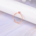 Bague en acier inoxydable or rose avec un petit zircon rose serti de quatre griffes - Taille 5 / Rose Strass
