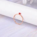 Bague minimaliste en acier inoxydable rose doré ornée d'une fine pierre de zircon rouge - Taille 5 / Strass Rouge