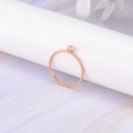 Bague minimaliste en acier inoxydable or rose avec une pierre de zircone ronde - Taille 5 / Strass Blanc