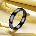 Anello in acciaio inossidabile nero lucido con finitura a specchio su seta dorata - US 5 / 4mm di Larghezza / Nero