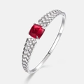 Vista macro di un bracciale in argento con rubino quadrato e diamanti a forma di V - Argento 925 / Rubino Creato in Laboratorio (Pietra Principale 12*12MM)