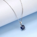 Dettaglio macro del ciondolo in zaffiro blu rotondo con montatura in argento a sei punte - Argento 925 / Zaffiro di Laboratorio (Tondo 8,0mm)