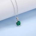 Vista macro di una collana in argento 925 con pietra verde incastonata a sei griffe - Argento 925 / Smeraldo di Laboratorio (Tondo 8,0mm)