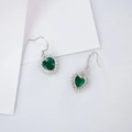 Dettaglio orecchini a cuore con smeraldo e halo di zirconi in argento S925 con gancio - Smeraldo coltivato in laboratorio / Argento 925