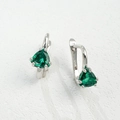 Dettaglio di orecchini a scatto in argento S925 con gemme verdi a forma di triangolo - Argento 925 / Verde Smeraldo
