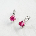 Détail de la boucle d'oreille en argent S925 avec pierre précieuse rose taillée en triangle - Argent 925 / Rose rouge