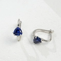 Dettaglio orecchini in argento S925 con zaffiro blu a triangolo e marchio inciso - Argento 925 / Blu scuro