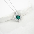 Dettaglio macro della collana in argento S925 con smeraldo ovale e cristalli scintillanti - Argento 925 / Ciondolo Solo-Smeraldo (NL024657)