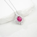 Macro di un ciondolo con rubino ovale e diamanti su una base in pietra naturale - Argento 925 / Ciondolo Solo-Rubino (NL024657-R)