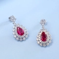 Primer plano de pendientes de plata S925 con gema roja en forma de pera y doble halo de diamantes - Plata 925 / Rubí cultivado en laboratorio