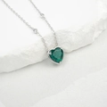 Dettaglio del ciondolo a cuore in smeraldo verde su catena in argento S925 e zirconi - Smeraldo creato in laboratorio a forma di cuore (NL024663) / Argento 925
