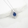 Dettaglio ravvicinato di un ciondolo in argento S925 con zaffiro blu e pietre preziose - Argento 925 / Ciondolo Solo-Zaffiro (NL024657-B)
