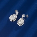Vista macro de pendientes de plata S925 con esmeraldas en forma de pera y diamantes - Plata 925 / Circón Blanco