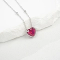 Primo piano del ciondolo a cuore in rubino con montatura in argento S925 su pietra - Rubino creato in laboratorio a forma di cuore (NL024663-R) / Argento 925