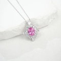 Vista macro della collana in argento S925 con gemma rosa ovale e pendente a fiore elegante - Argento 925 / Ciondolo Solo-Zaffiro Rosa Padparadscha (NL024657-F)