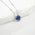 Dettaglio collana in argento S925 con pendente a cuore blu e piccoli zirconi rotondi - Zaffiro creato in laboratorio a forma di cuore (NL024663-B) / Argento 925