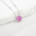 Vista macro di un ciondolo con gemma rosa a forma di cuore e montatura a griffe in argento - Zaffiro rosa creato in laboratorio a forma di cuore (NL024663-F) / Argento 925