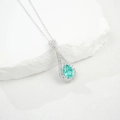 Détail macro d'un pendentif émeraude poire avec pavé de zircons en argent S925 - Argent 925 / Vert Grenat (NL024665-G)