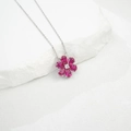 Makroansicht des Blumenanhängers mit birnenförmigen rosa Edelsteinen auf Silberkette - Labor-Rubin Anhänger Ohne Kette (NL024670-R) / 925er Silber
