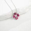 Nahaufnahme des Kleeblatt-Anhängers aus S925 Silber mit rosa Edelsteinen auf Stein - 925er Silber / Laborgezüchteter Rubin (NL024664-R)