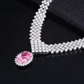 Detalle del collar de lujo en plata S925 con gema rosa ovalada y cadena de malla con diamantes - Estilo Zafiro Rosa de Laboratorio (NL024674-F)