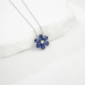 Detail einer Blumenkette mit sechs blauen Steinen im Birnenschliff und weißem Edelstein - Labor-Saphir Anhänger Ohne Kette (NL024670-B) / 925er Silber