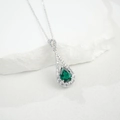 Dettaglio macro del ciondolo smeraldo a pera su catena a O sopra una pietra bianca naturale - Argento 925 / Verde Smeraldo (NL024665)