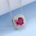 Luxuriöse S925 Silberkette mit rundem rotem Rubinanhänger und funkelndem Diamanthalo - 925er Silber / Im Labor Gezüchteter Rubin (NL024675-R)