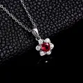Collar floral de plata S925 con piedra central roja redonda y pétalos de circonita - 0.7ct Rubí de Laboratorio (Piedra 5mm) / Plata 925