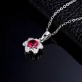 Collar de flores en plata de ley con rubí redondo central y detalles brillantes - 1ct Rubí de Laboratorio (Piedra 6.5mm) / Plata 925