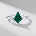 Kite-cut emerald ring in S925 silver with elegant kite and teardrop side stones - US6# / Silver/Green