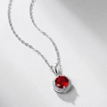 Elegante collana in argento S925 con ciondolo rubino rotondo e cristalli bianchi intorno - Argento 925 / Argento Platino Spesso (6.5x6.5mm)