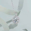 Elegante collar de plata S925 con colgante de halo y piedra principal redonda brillante - Estilo Halo Redondo (Piedra Principal 6.5mm/VS/Color EF) (NL024968) / Plata 925