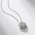 Collana in argento S925 con ciondolo halo geometrico e pietra centrale rotonda - Argento 925 / Argento Spesso Oro Bianco (Pietra Principale 6.5MM, VS, EF)