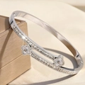 Macro-detail van zilverkleurige klaver armband met zirkonia stenen en parelmoer inleg - Zilver