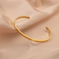 Gepolijste minimalistische gouden open manchetarmband op champagne satijnen stof - C-Vorm Open (B-5) / 4mm / Goud