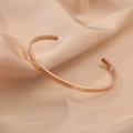 Minimalistische open armband in roségoud op een elegante satijnen achtergrond - C-Vorm Open (B-7) / 4mm / Roségoud