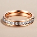 Gros plan détaillé sur une bague en titane or rose sertie de zircons carrés brillants - US 5 / Simple Rangée de Zircon Carré / Or Rose (5-B-5)