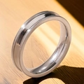 Vue macro d'une bague en acier inoxydable poli avec une rainure centrale unique - Acier