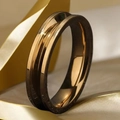 Vue macro d'une bague dorée minimaliste à rainure sur fond de ruban de soie élégant - Or