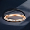 Anillo eternity de oro rosa con pavé de circonitas brillantes sobre fondo azul oscuro - US 5 / Rosa oro