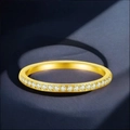 Elegante anillo de eternidad dorado con circonitas brillantes sobre fondo azul oscuro - US 5 / Dorado