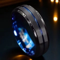 Dettaglio macro dell'anello da uomo in titanio nero spazzolato con fascia interna blu lucida - US 7 / Nero e Blu (15-D-1)