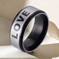 Dettaglio dell'anello LOVE bicolore con finitura argento spazzolato e bordi neri - US 6 / Nero Argento LOVE (8-E-1)
