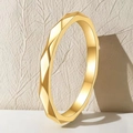 Détail d'une bague géométrique dorée à facettes avec une structure polyèdre épurée - US 9 / 2.5mm / Or