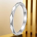 Bague en acier inoxydable argenté avec facettes géométriques et finitions polies - US 9 / 2.5mm / Argent