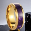 Dettaglio anello in acciaio al titanio dorato 8mm con inserto in resina viola - 7 / Oro