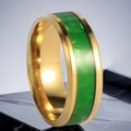 Anillo de acero inoxidable dorado con incrustación de mármol verde y bordes pulidos - US 7 / Dorado