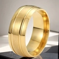 Dettaglio anello in acciaio al titanio dorato con doppie linee e texture spazzolata - US 7 / Oro