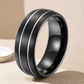 Dettaglio macro dell'anello in acciaio nero spazzolato da 8 mm con linee d'argento - US 7 / Nero